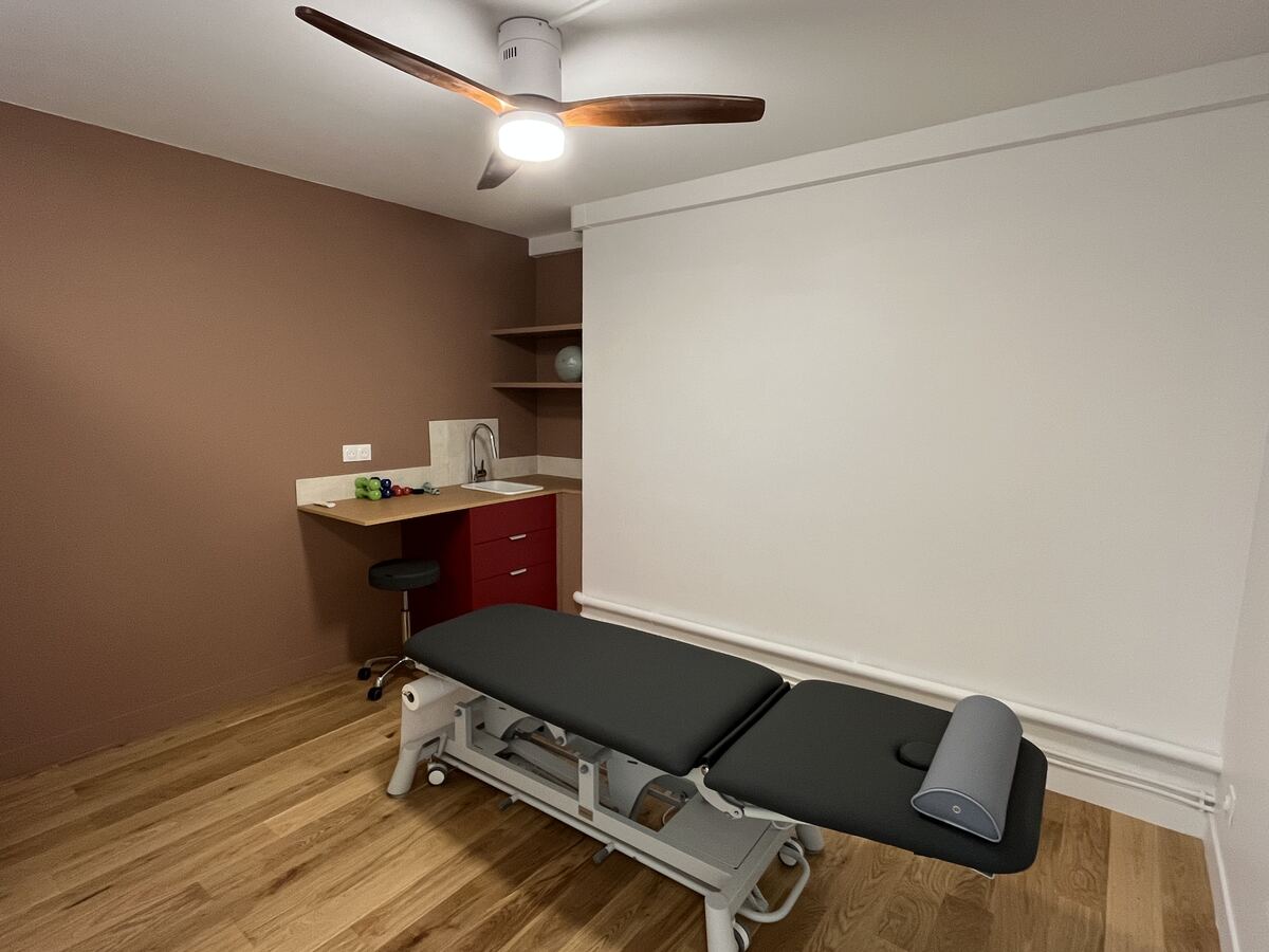 Salle de soin colorée du cabinet Daho Santé, Paris 11